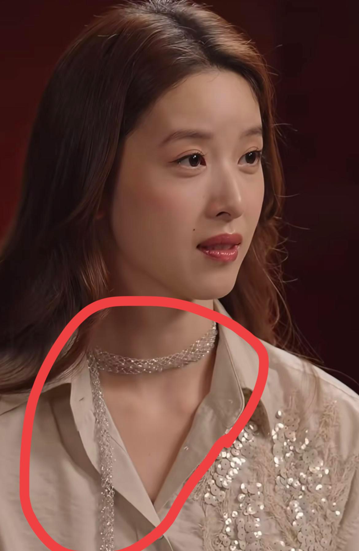 哇，章泽天，好奢侈！原本以为她颈间佩戴的只是普通丝巾，没想到竟是网纱钻石配饰，内