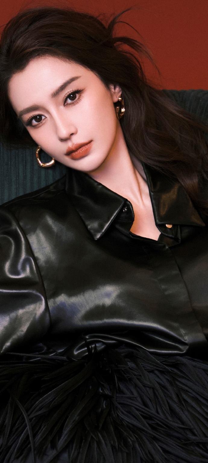 angelababy杨颖皮裙穿搭壁纸，浪漫因子满载。