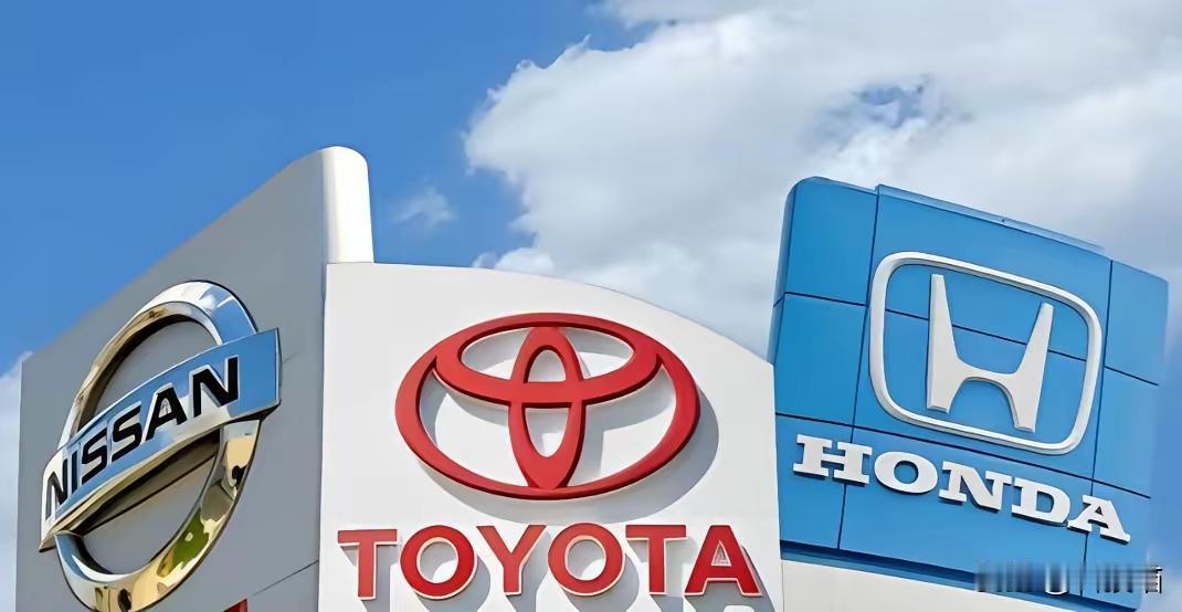 前几天跟一个开了十年大众的老哥聊天，他说现在去4S店，销售都懒得推燃油车了，展厅