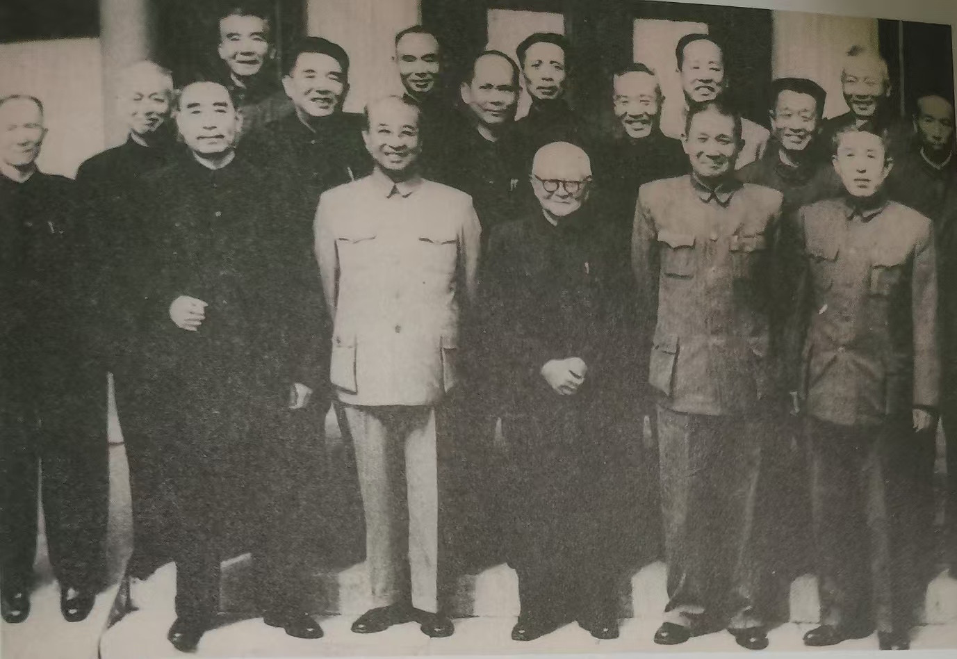 度尽劫波兄弟在，相逢一笑泯恩仇。1959年第一批特赦之后，周总理在颐和园亲切接见
