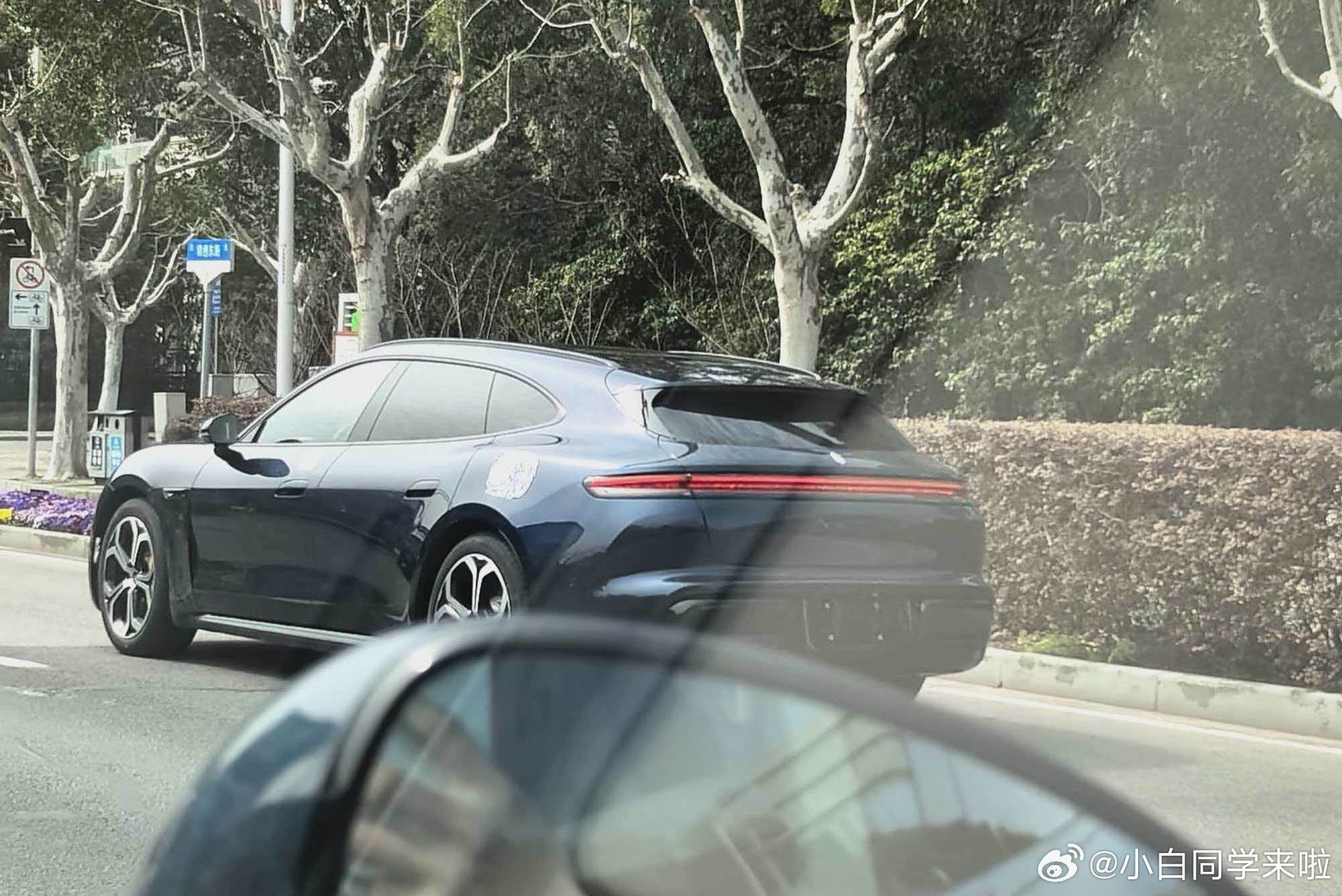 尚界Z7T无伪装路试车，别的不说，单就外观来看，这造型确实好看。新能源汽车大