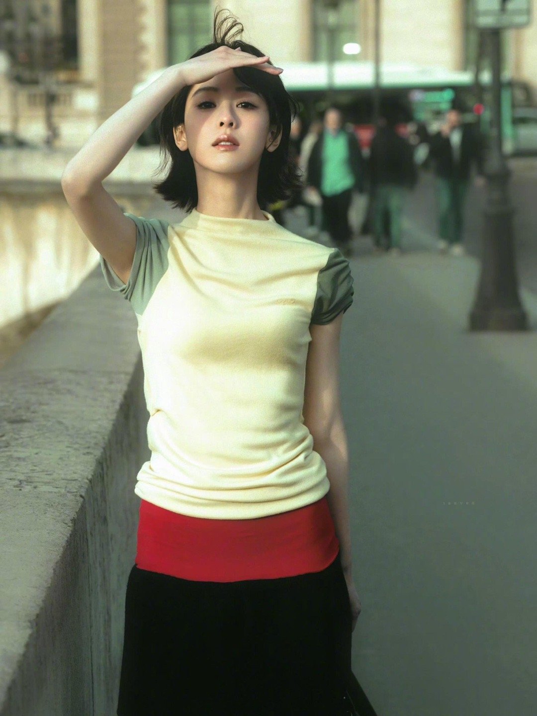 陈都灵有古早漫画女主那味了她那种清清冷冷又很有内容的感觉，确实和古早漫画里的高