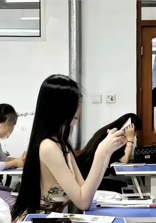 小学家长会还真的是多姿多彩，有些孩子的妈妈怕给孩子丢人，去参加家长会打扮的那叫一