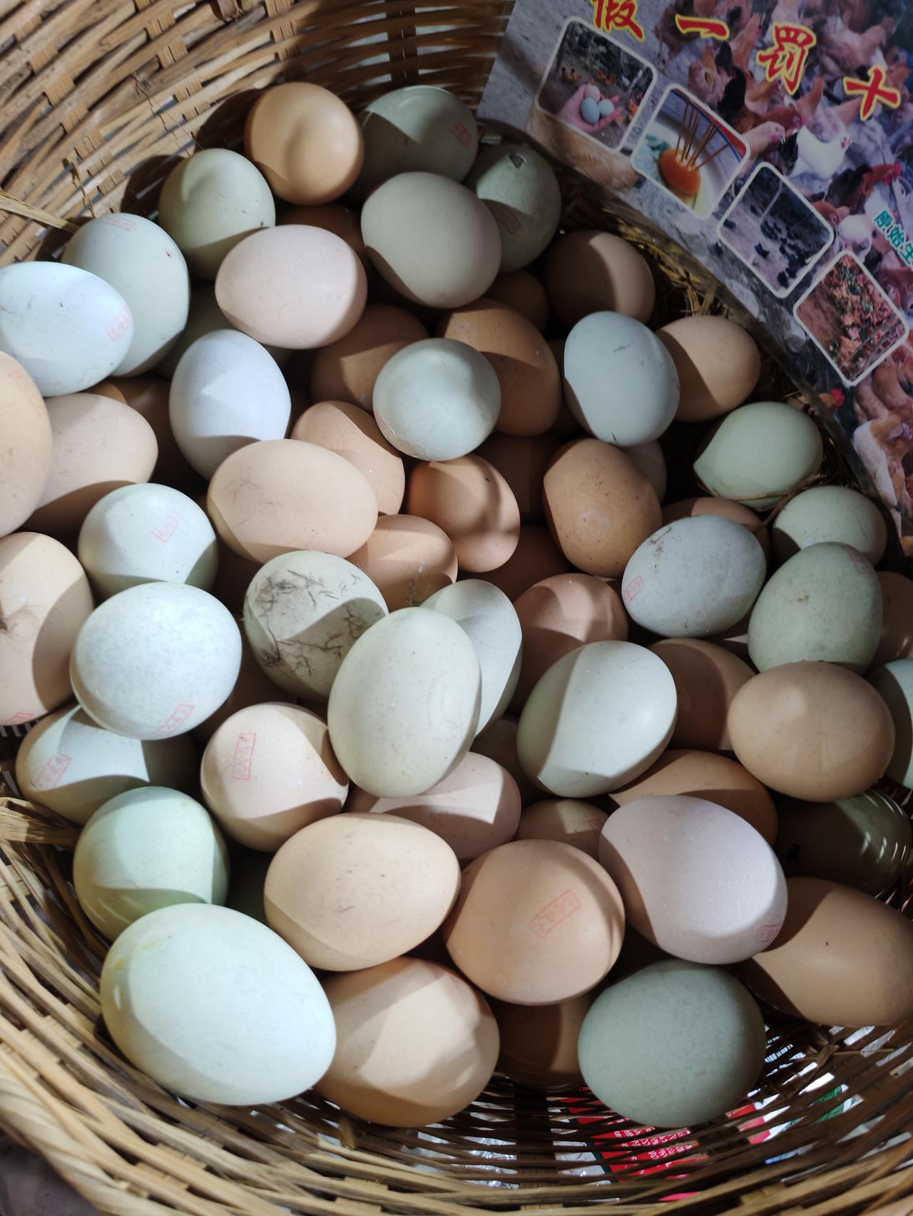 近来流行一个新词“高级成年人”，大意讲的是一对小情侣，女子开车不慎撞坏了小区的栅