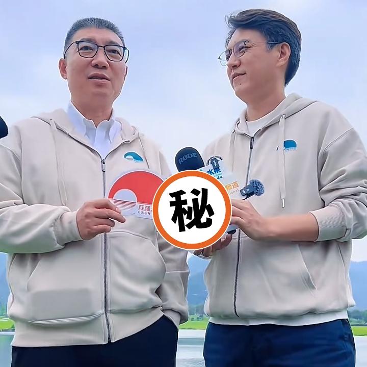 靳东最近属实焦虑到睡不着！为啥？还不是因为他和中戏院长郝戎的关系，好得简直像