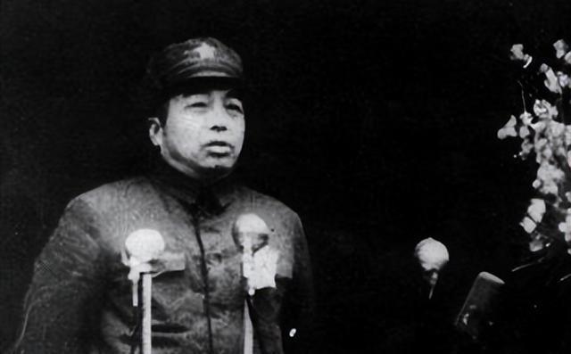 1965年，彭德怀一边抽烟，一边固执地对毛泽东说道：“我还是回乡当我的农民好，你