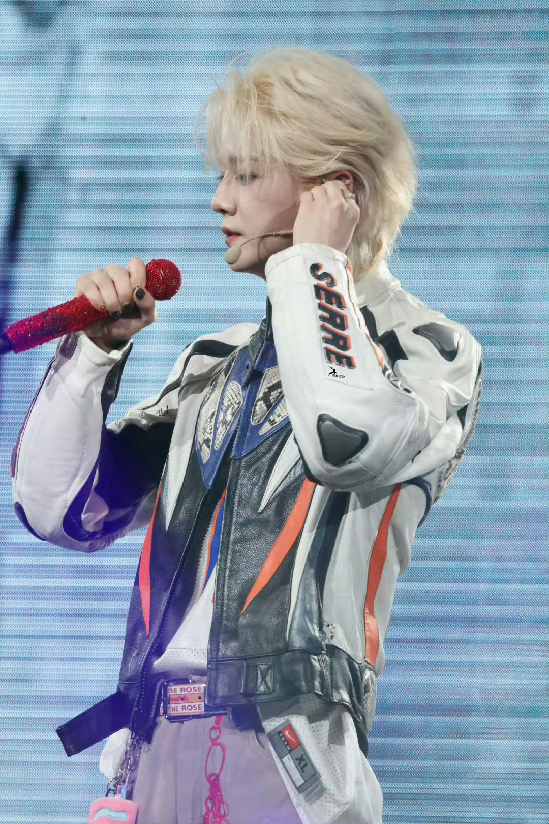 鹿晗这件衣服感觉一般人穿不进去而他穿的很有高级感很合身很高挑