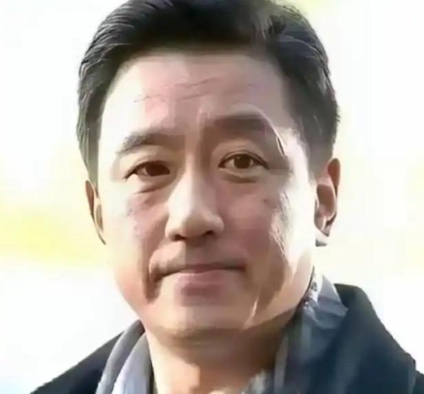 一名演员，戏拍了七成，忽然要求片酬翻一倍，不答应就停工。导演没多说，把已经拍好的