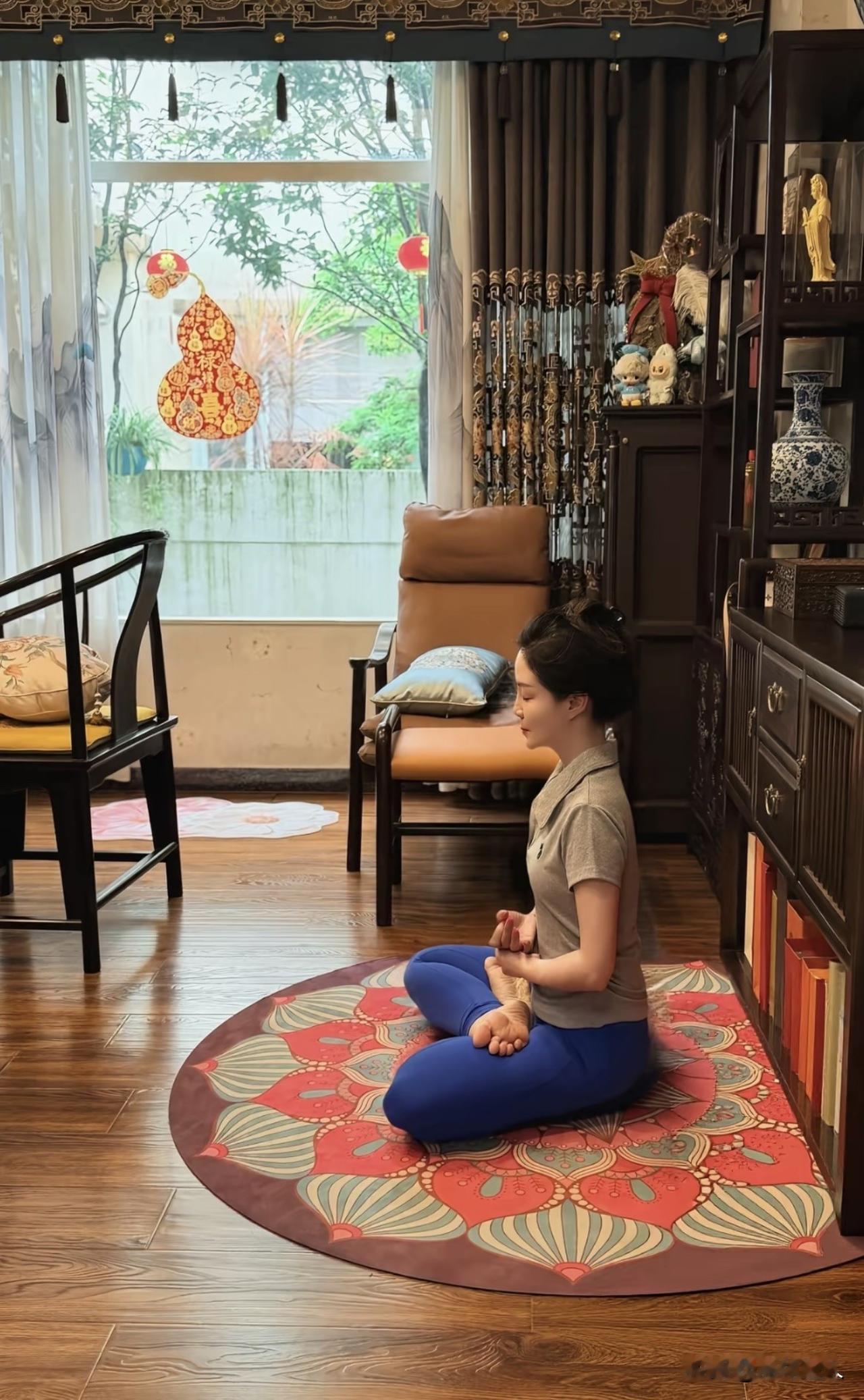 庄子言："朴素而天下莫能与之争美。”山水之韵，本在空寂，一溪一云入禅境。一草
