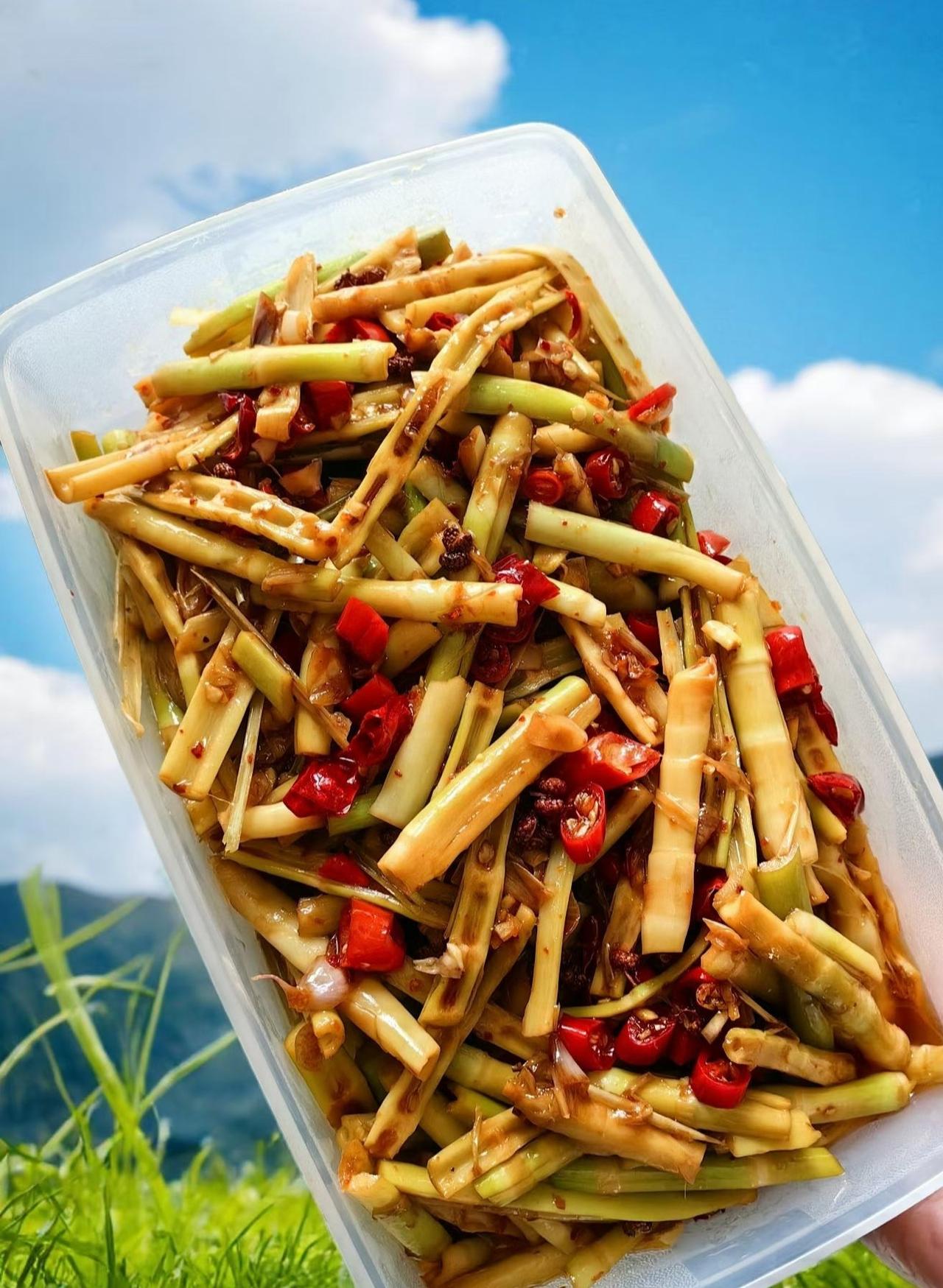 吃笋的季节……​来个凉拌笋调料：小米辣、大蒜、姜、长条辣、糖、生抽、耗油