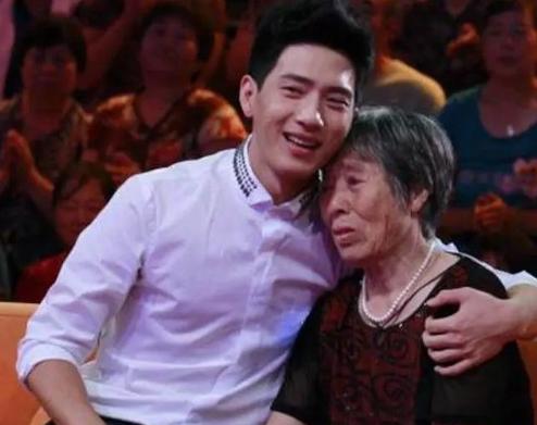 2017年，井柏然在奶奶的葬礼上，见到了出生28天就把他抛弃的父母，他们低声下气