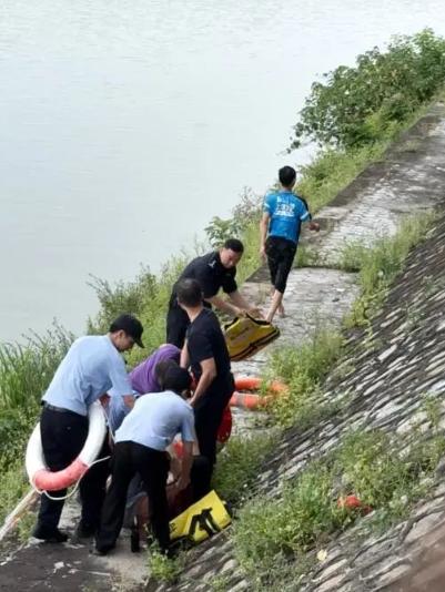 “火到人民日报了！”广东茂名，50岁外卖员经过一座大桥时，突然扔下电瓶车从10多