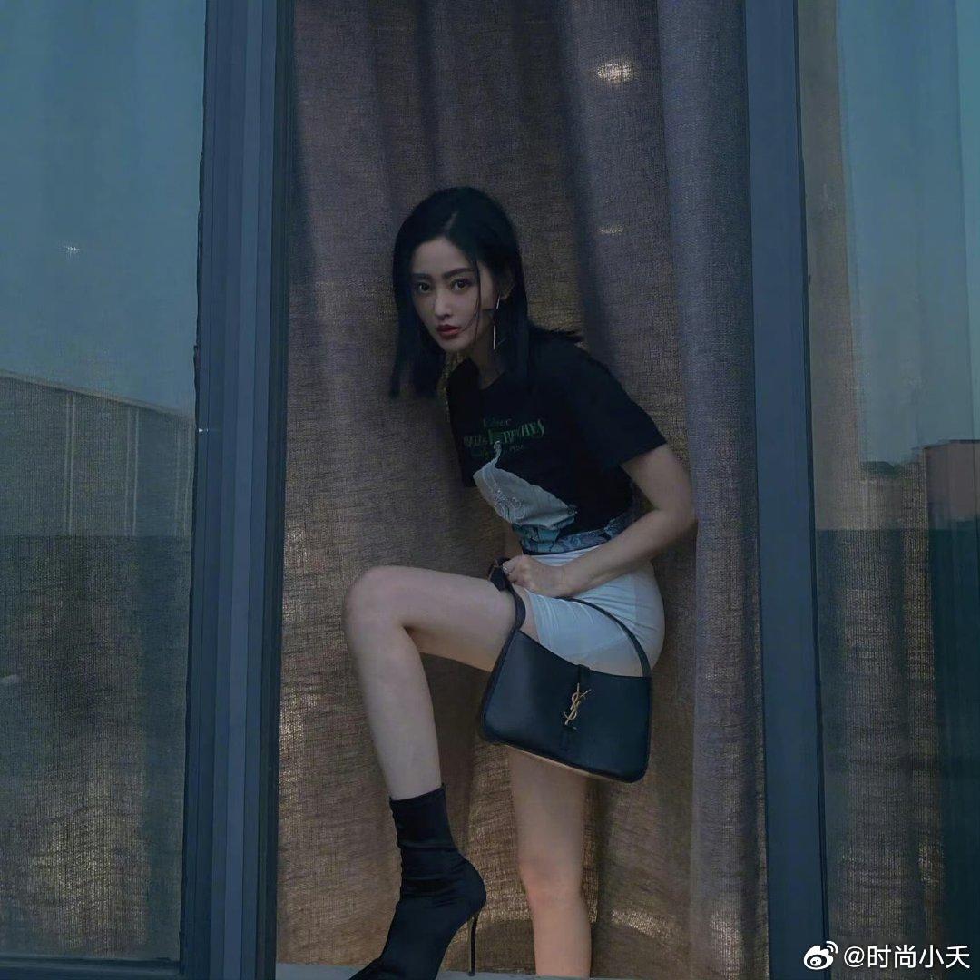 张天爱这套百看不厌，这才叫前凸后翘御姐脸。