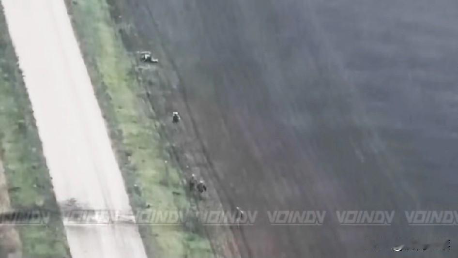 战争的残酷在俄乌冲突里体现得淋漓尽致。乌军士兵撤出胡里艾博勒东部扎季舍时遭俄军无