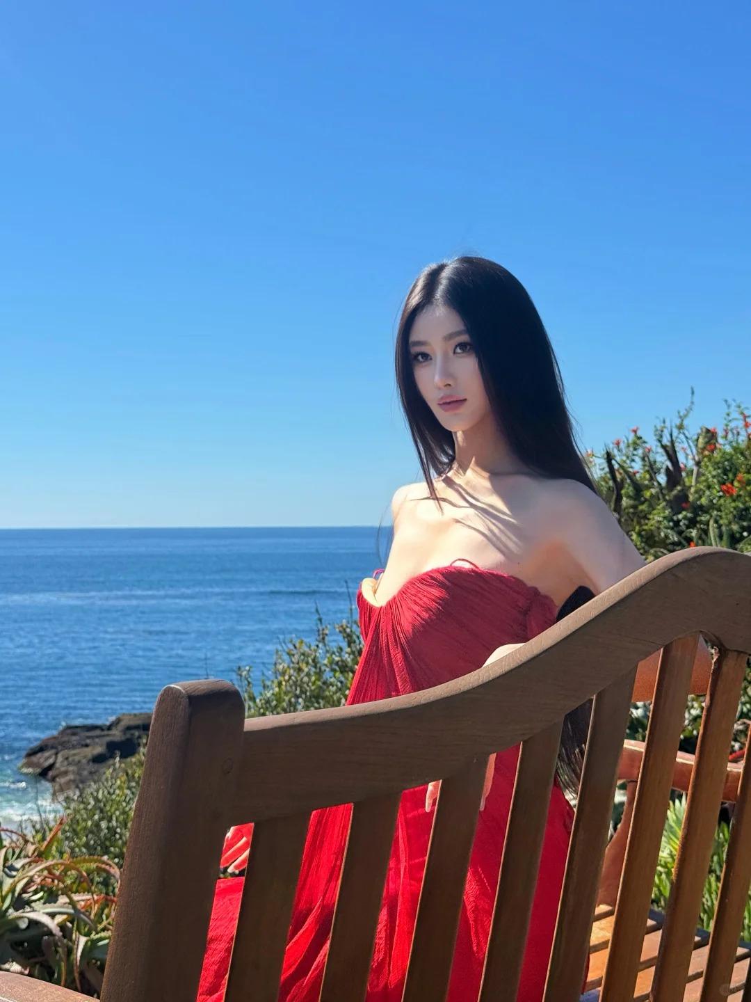 乌黑秀发衬托着身子轻盈婉约的模特少女，自带温婉绣韵之姿，似传世的古典绣品，质感与