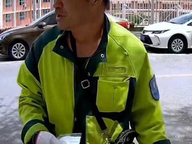 大学录取通知书不见了，浙江一妈妈情急之下报了案：我不敢联系儿子；幸运的是被环卫工