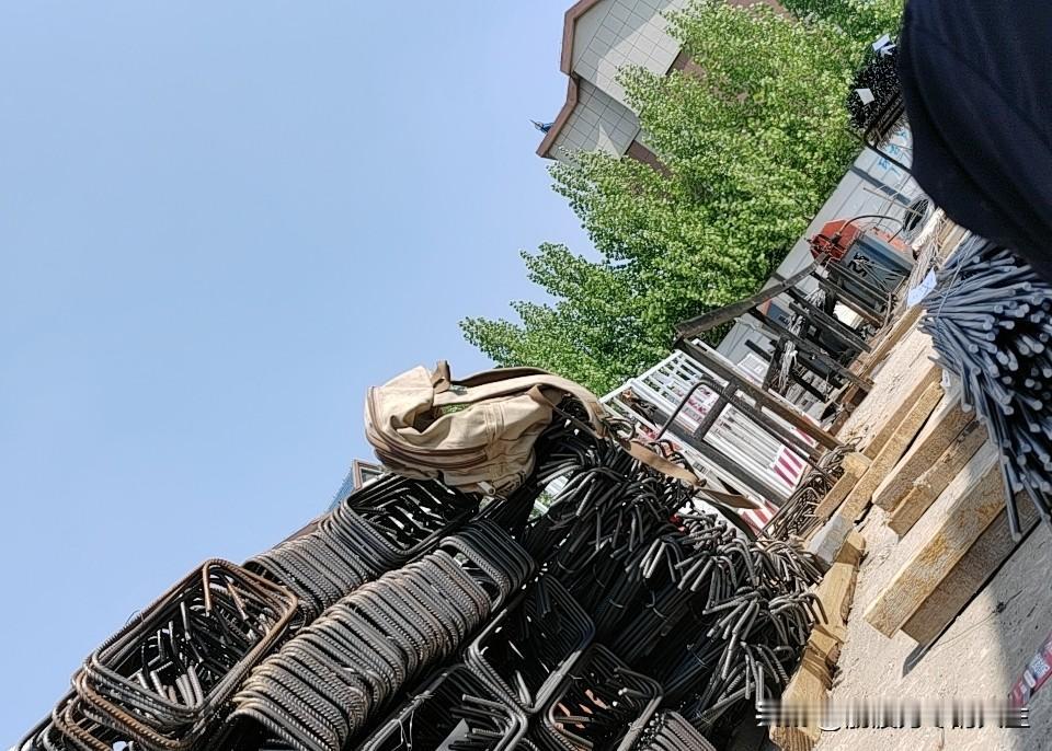 你发现了吗？在工地干钢筋工，只要老板雇了二梁，底下工人基本都是二梁找来的，老板从