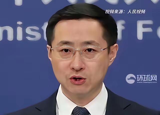戴旭和金灿荣两位教授的观点分别是：戴旭的观点：武器再好，设备再先进，如果不敢于亮