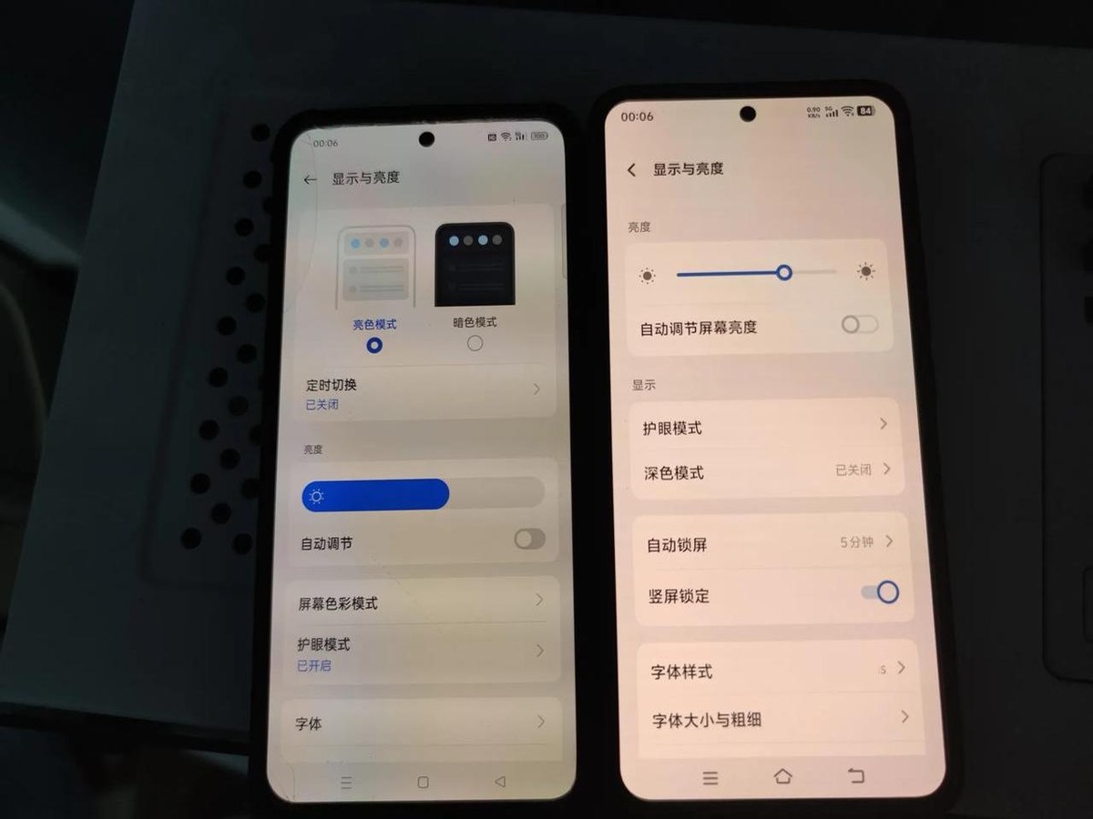 左边的手机是我的老手机，它是一块1080清晰度的屏幕，右边的手机是我的新手机，它