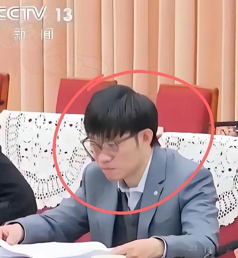 谁能想到，那个搞出DeepSeek的梁文锋，直接把桌子给掀了。他带人干了件最
