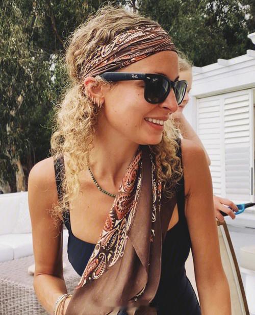 再来发一波古早街拍。妮可·里奇，千禧年代的欧美街拍常客。从小家境贫寒，被歌手莱