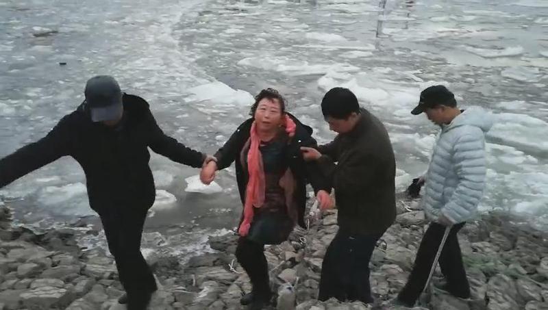 “胆子太大了！”黑龙江这女子，回老家探亲见男亲戚腿脚不便，没消毒就直接挤破腿部脓