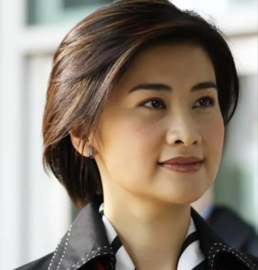 2000年，知名主持人吴小莉奔赴浙江绍兴新昌，见到了同父异母的哥哥吴伯定。看着哥