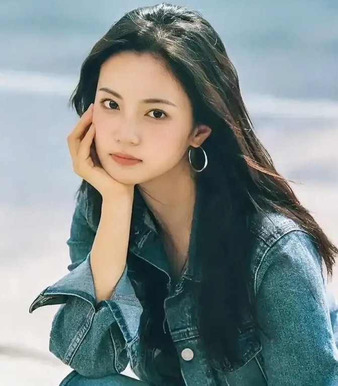 关晓彤估计牙都咬碎了，没想到俩人分手没多久，鹿晗就被其他女明星惦记上了，更重