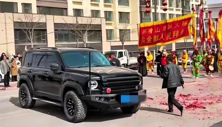 这绝对是年度狠人，男子开车堵社火队伍，不仅不让路，好言相劝也不听，叼着烟一副天不