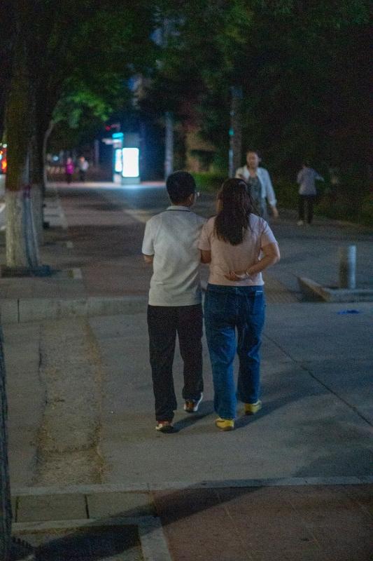 我一个女性朋友，她与前夫结婚十年没有生孩子，去医院检查，说她体质难以怀孕，迫于各