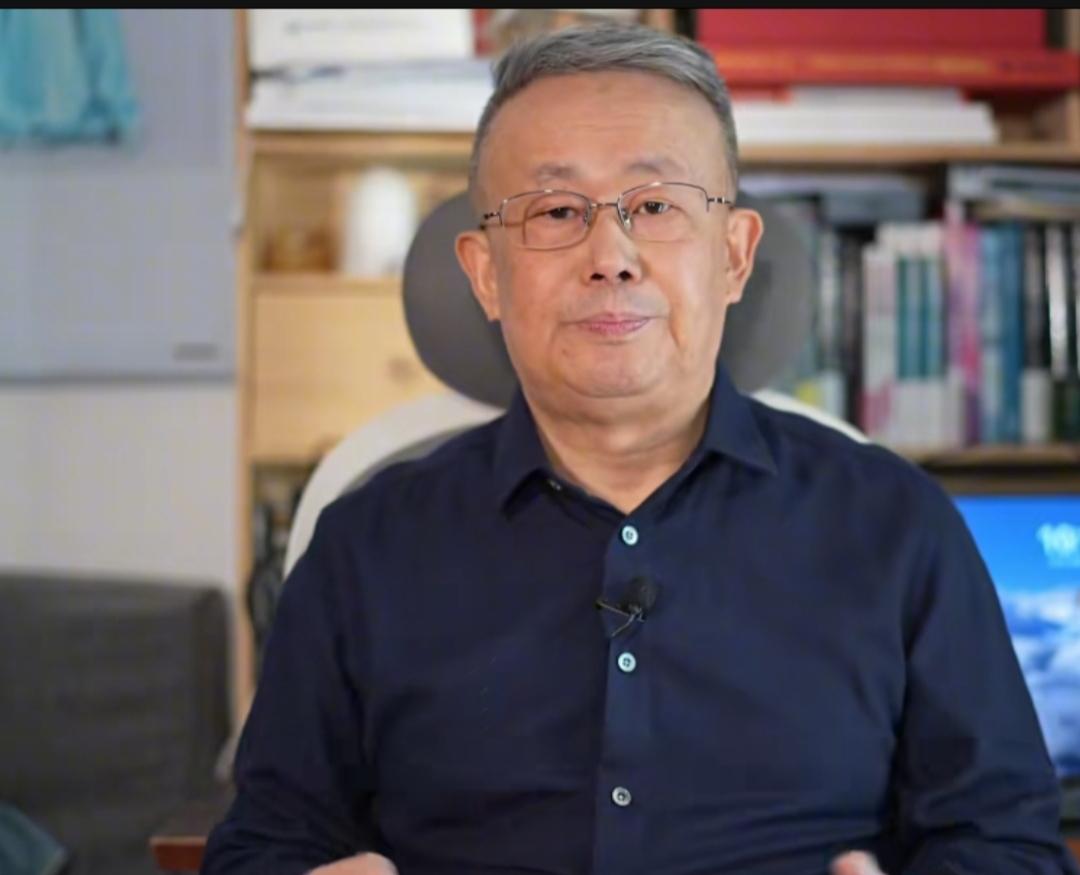 项立刚点评段永平。2月9日，有网友给项立刚先生留言说，段永平人在美国，吹特斯拉