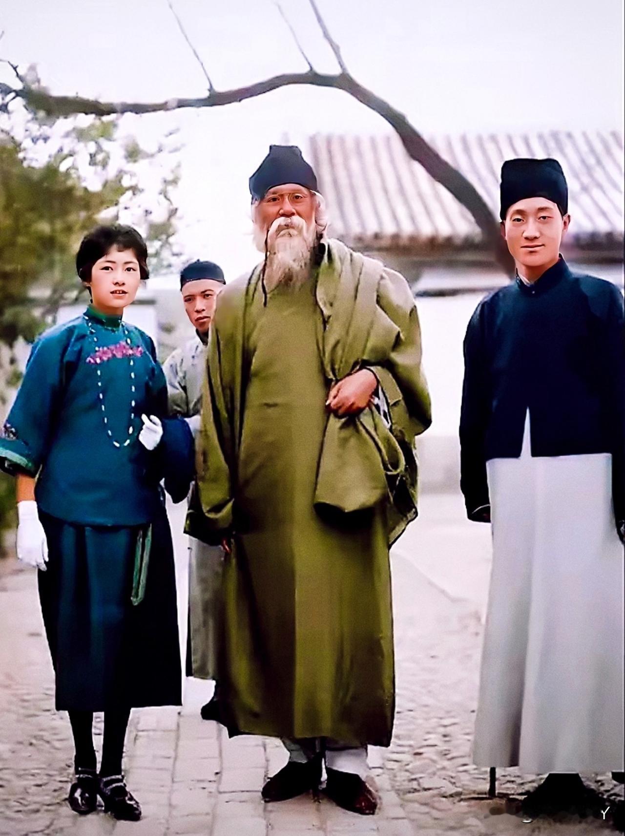 一九二四年，济南，印度诗人泰戈尔受邀访华期间，担任随行翻译的林徽因与徐志摩全程陪