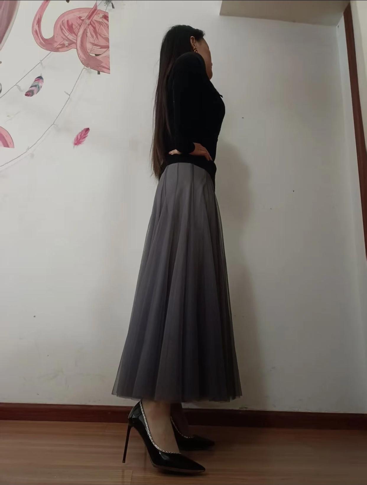 怎样穿搭知性又显身材?优雅黑裙搭配，简约时尚，尽显女性魅力！