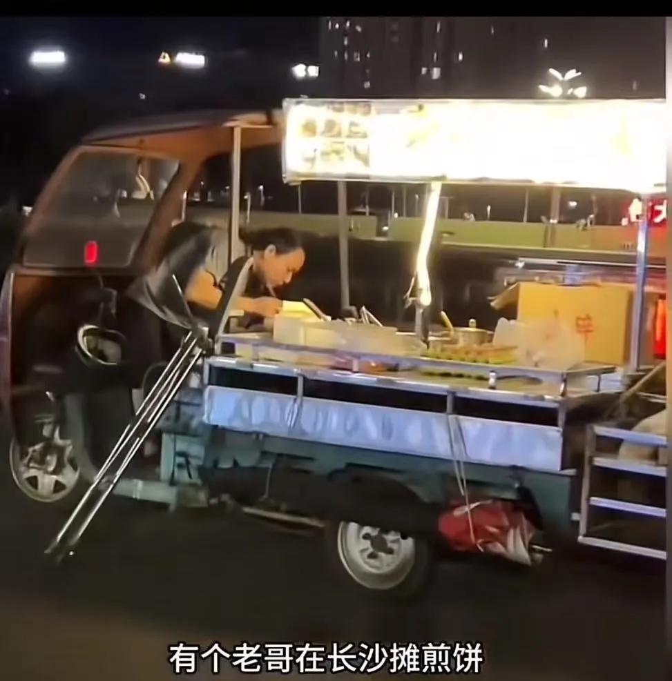 男子买个煎饼，顺手扫码，结果直接转了一万，小伙听到到账提示愣在原地，以为对方输错