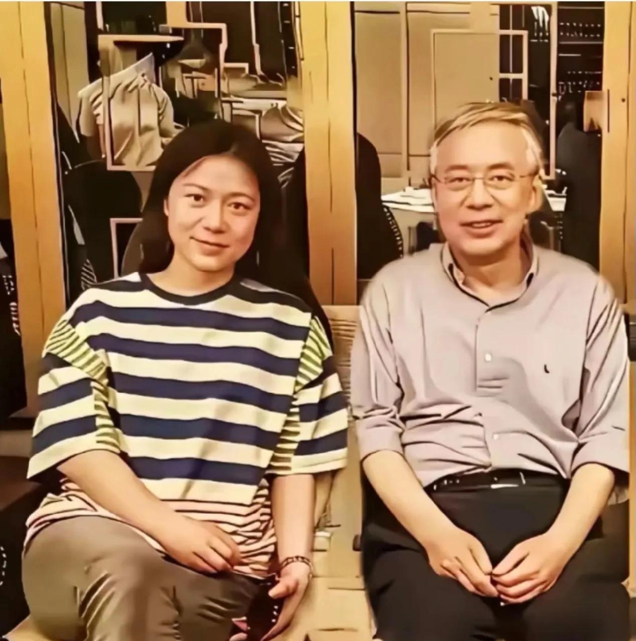 图中人物是当年49岁的翁帆与74岁的杨光诺。翁帆是物理学家杨振宁的妻子，杨光诺则