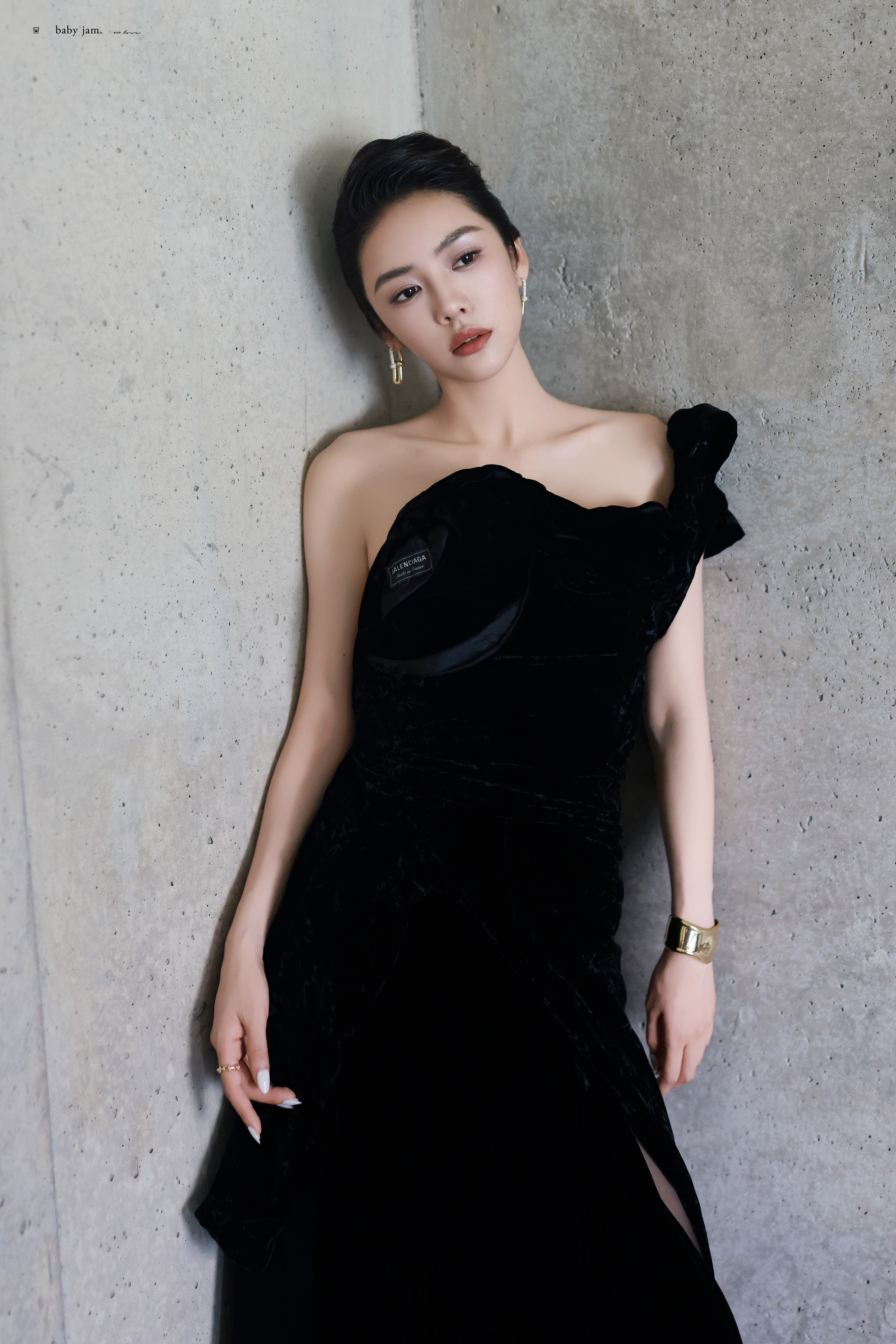 蔡文静黑丝绒的褶皱里藏着无声的张力，垂落的裙摆与利落的线条，勾勒出不被定义的优