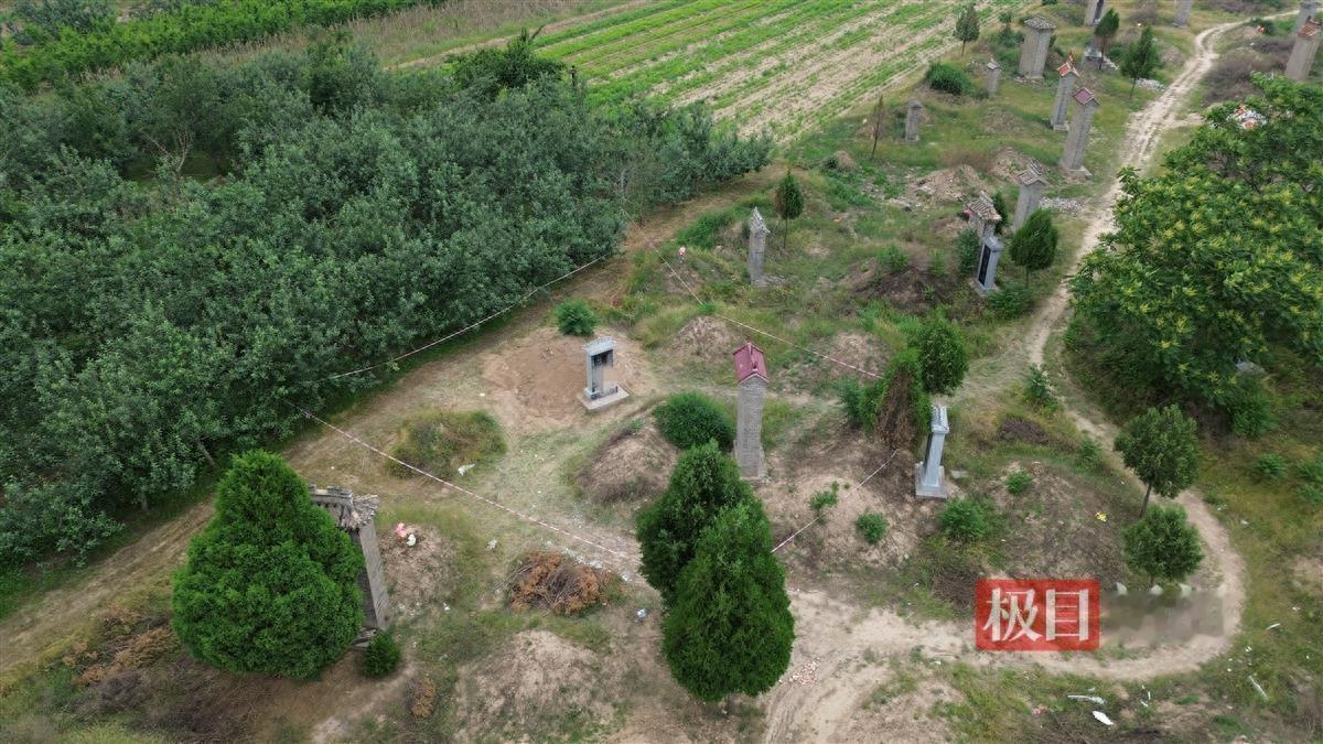 🌞7月10日极目新闻报道，山西，亲妈拿着三角皮带把他拽醒，之后亲妈跟后爸轮