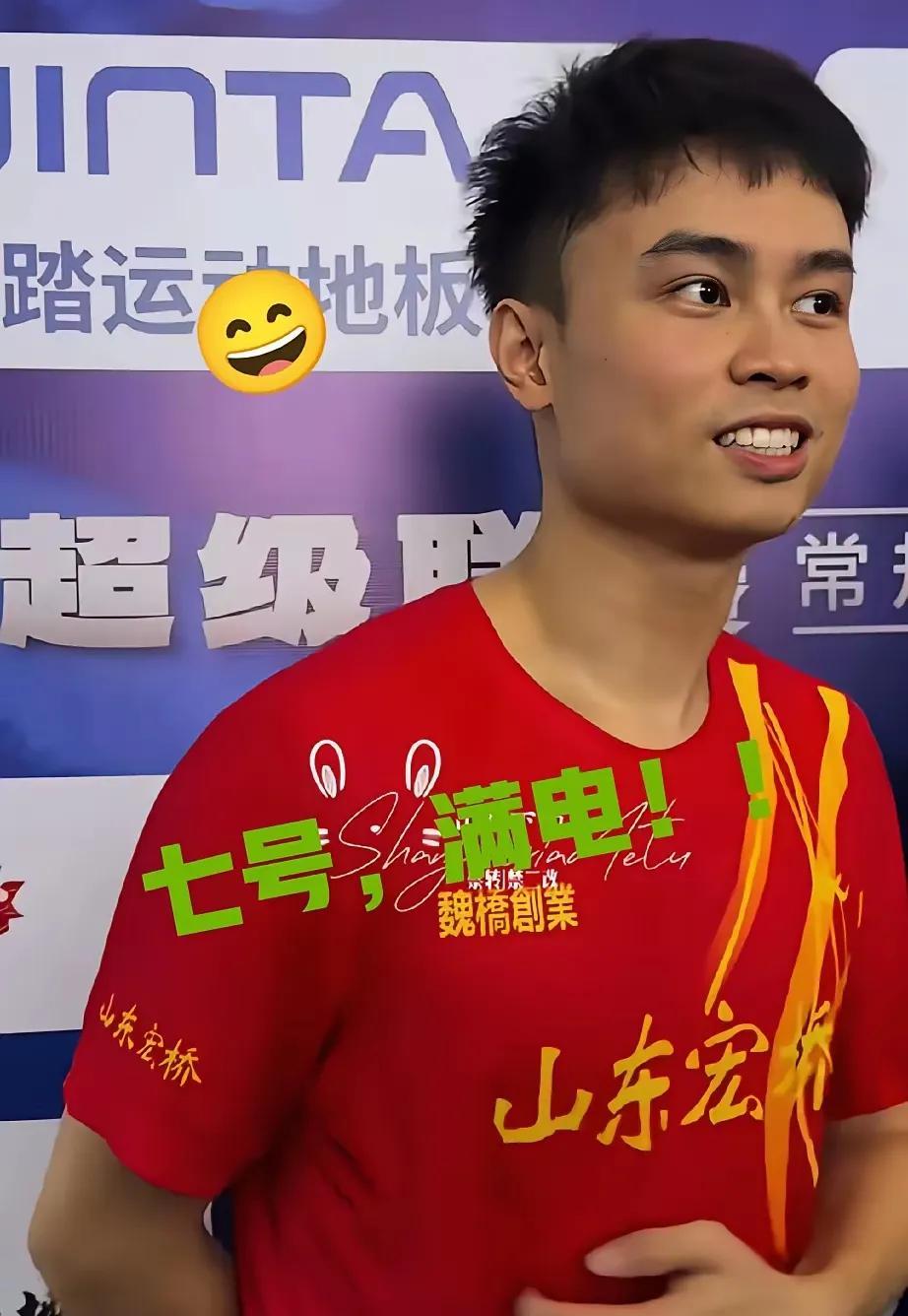 乒超现场天天有新花样，今天王楚钦都被球迷整出来的活给逗乐了！就山东魏桥对安徽中