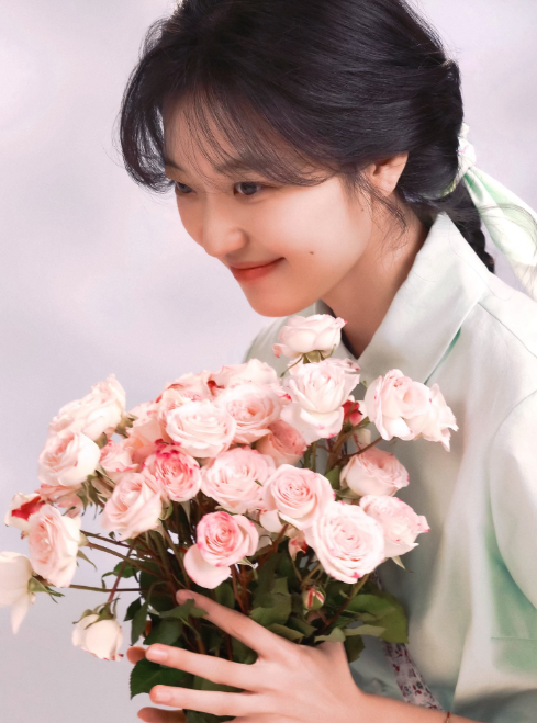 孙千不是那种硬拗出来的时髦而是有种从里到外透出来的松弛感和生命力，简简单单的T