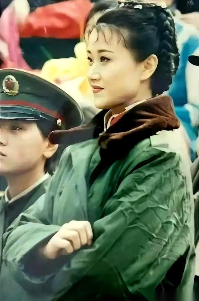 我天，刚刷到一张老照片，差点以为是哪个电影的剧照。定睛一看，宋祖英。年轻时候的