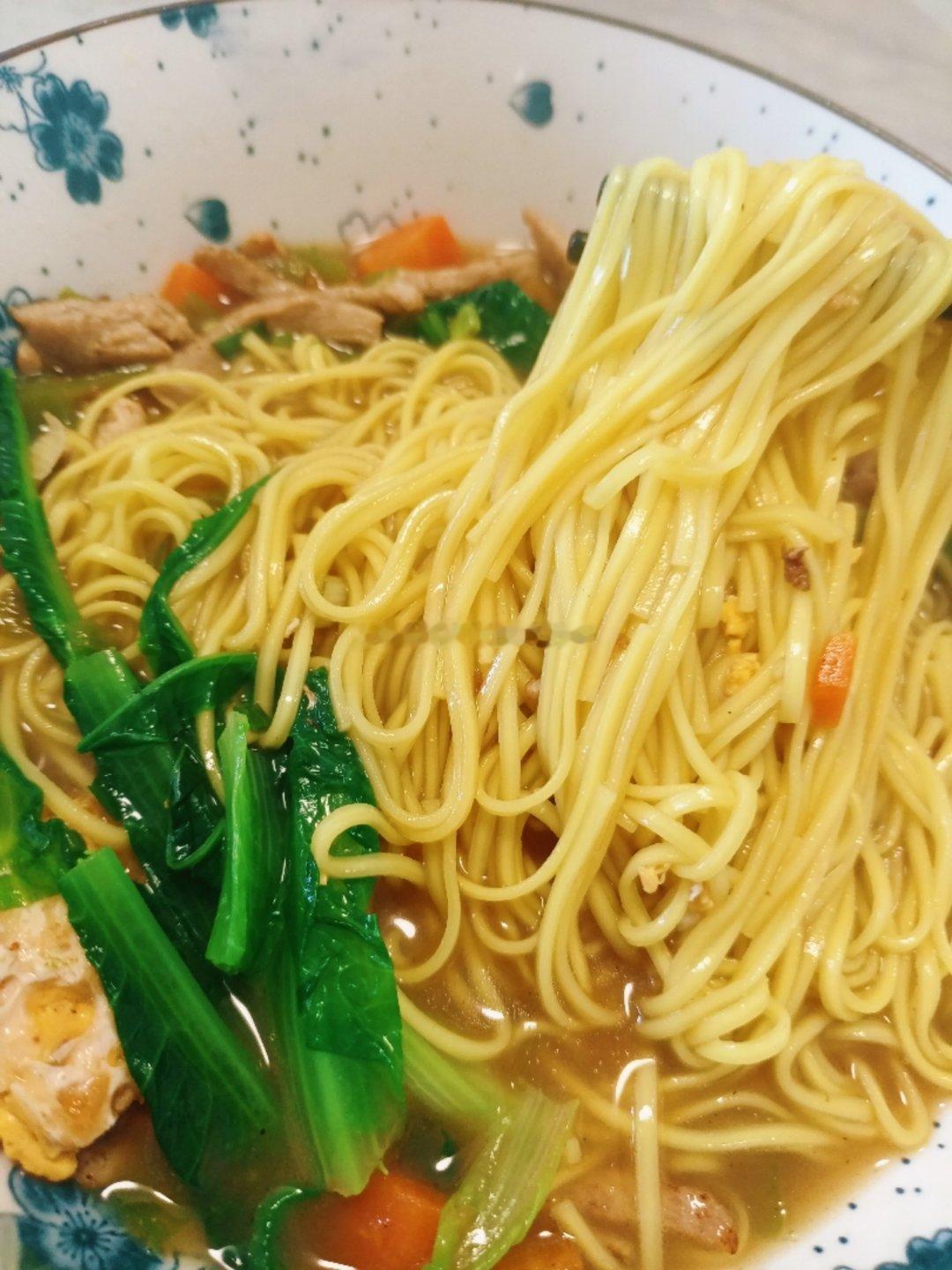 #我的美食日记##早餐##早餐#早晨吃红萝卜肉汤碱面今天打算陪孩子上完课后去爬山早上都要吃的饱饱的孩