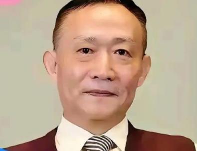 卢麒元又火了，网上吵得脸红脖子粗，谁也说服不了谁。他直播说“精英不爱国，就是下一