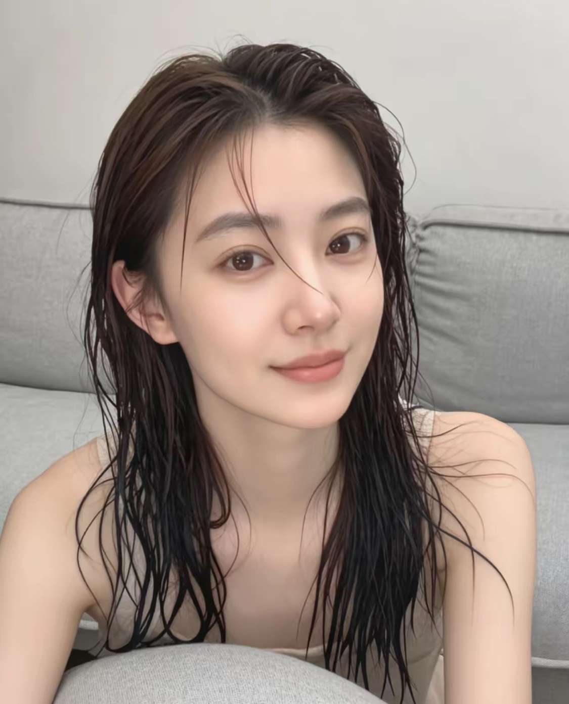 昨天晚上和朋友介绍的相亲对象见面了。他约我去吃麻辣小龙虾。​吃饭时，他一门心思只