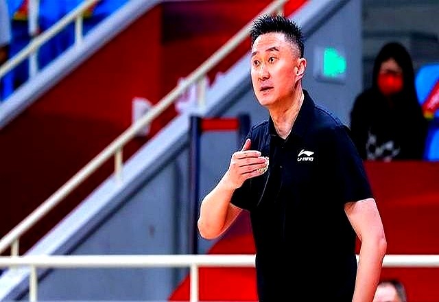 季前赛三场打完，杜锋被扣了这么久的“压制新人”帽子，该摘了。之前总有人骂杜锋有私心，换了外教亚科夫列