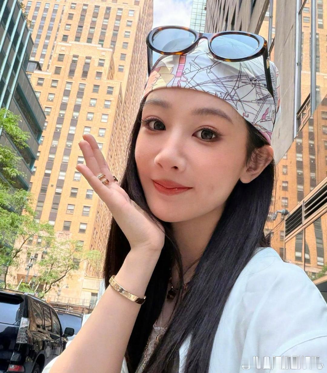 1.王心凌真人比镜头里还要瘦，常年保持80多斤，团队还找专人陪同让她去健身房塑形