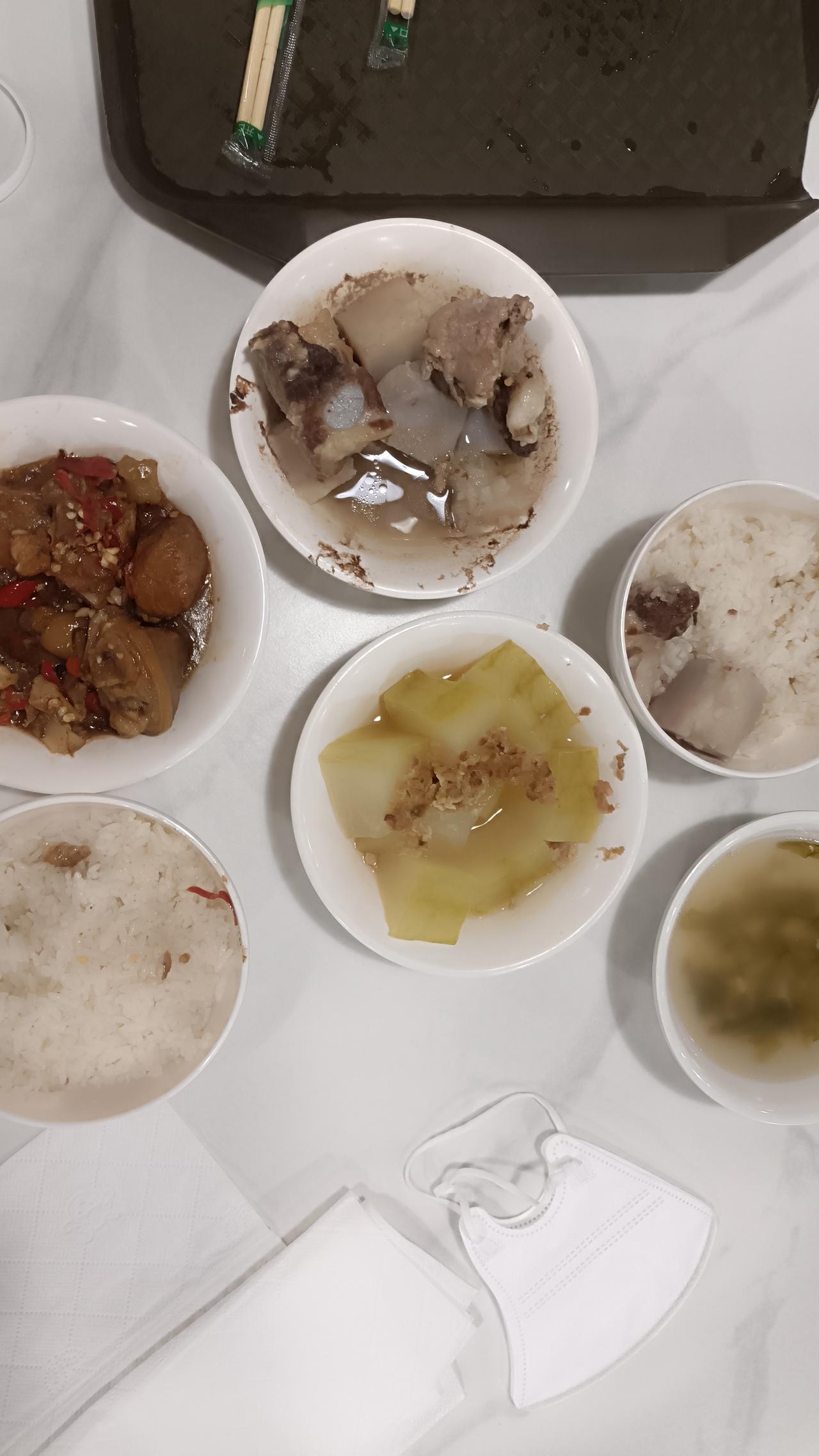 医院食堂收费挺平价的，三个菜，两个荤菜，才26块钱。一个大人一个小孩，饭随便打，