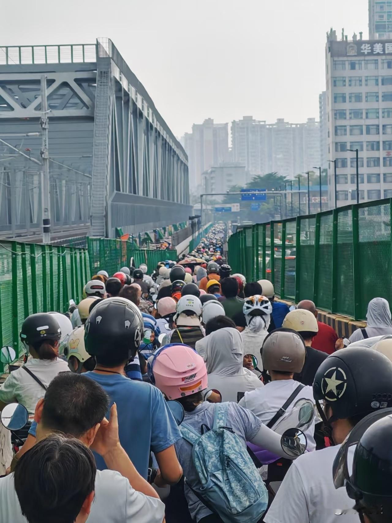 珠江天堑横亘在数百万广州打工人面前！每天北路金沙洲大桥，中路珠江大桥，南路鹤洞