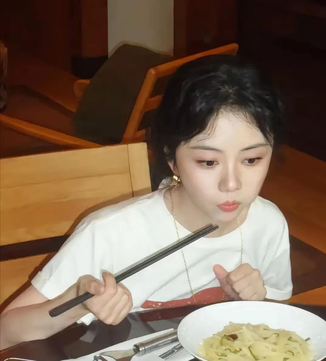 谭松韵这张脸简直让人怀疑自己的眼睛，明明已经35岁的人了却依然保持着20岁少女般