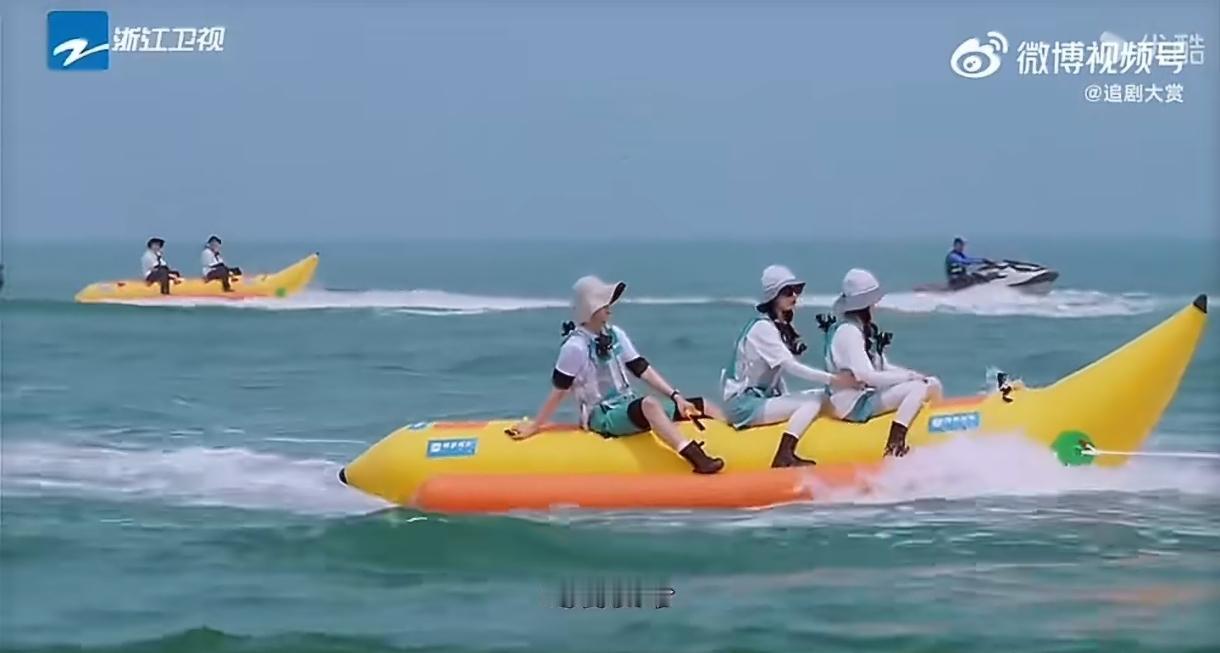 跑男海上香蕉船落水名场面细节太暖心了。面对突发意外，孟子义下意识一手抓紧绳