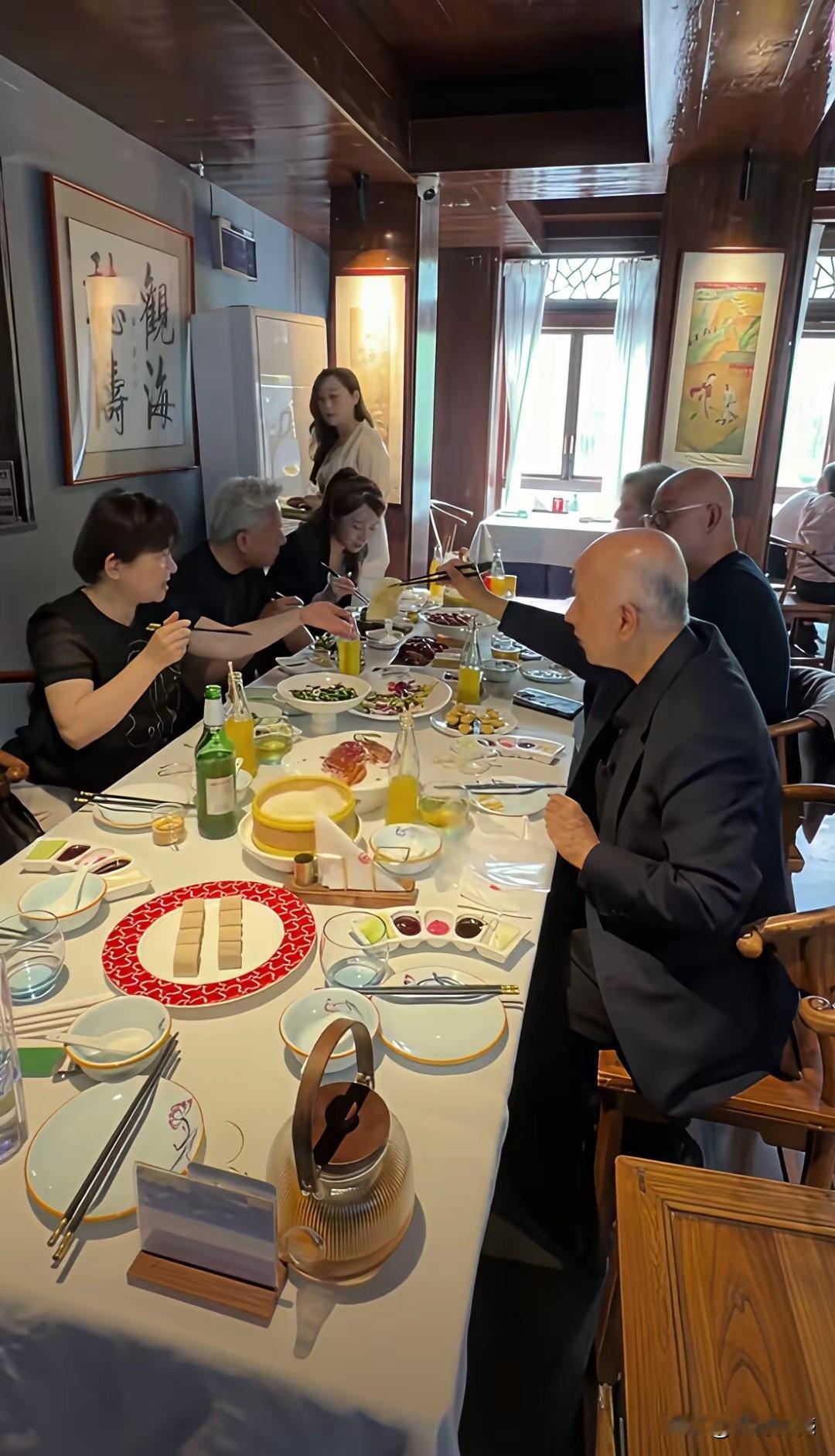 黄仁勋在北京庆云楼饭庄吃饭，庆云楼的老板和黄仁勋合影留念，这个老板非常有商业头脑